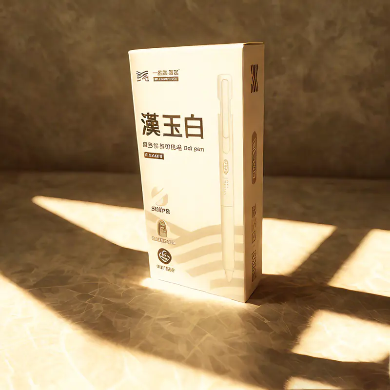 Caja de cartón blanco de la fuente de la fuente negra